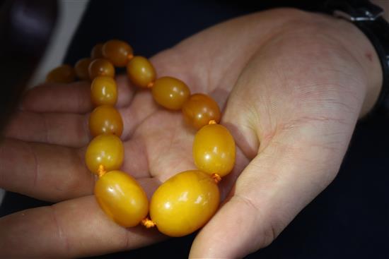 An amber bead necklace, gross 44 grams, 40cm.